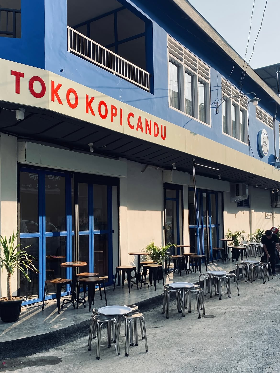 Toko Kopi Candu tempat sarapan nyaman dengan kupat tahu