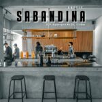 Sabandina Koffie Cirebon menyajikan kopi legit dan menu favorit dengan suasana nyaman untuk nongkrong dan quality time.