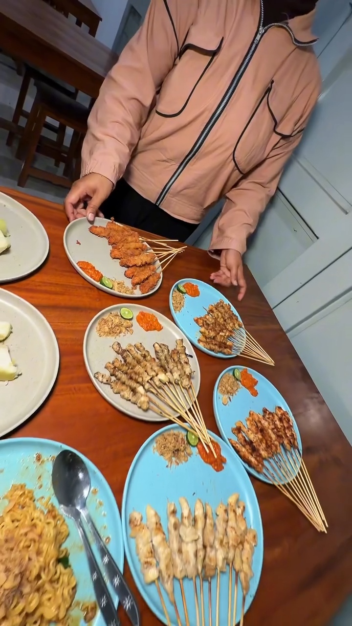 Sate Asin Pedas HB Cirebon menghadirkan sate juicy dengan rasa pedas khas dan bumbu yang meresap sempurna.