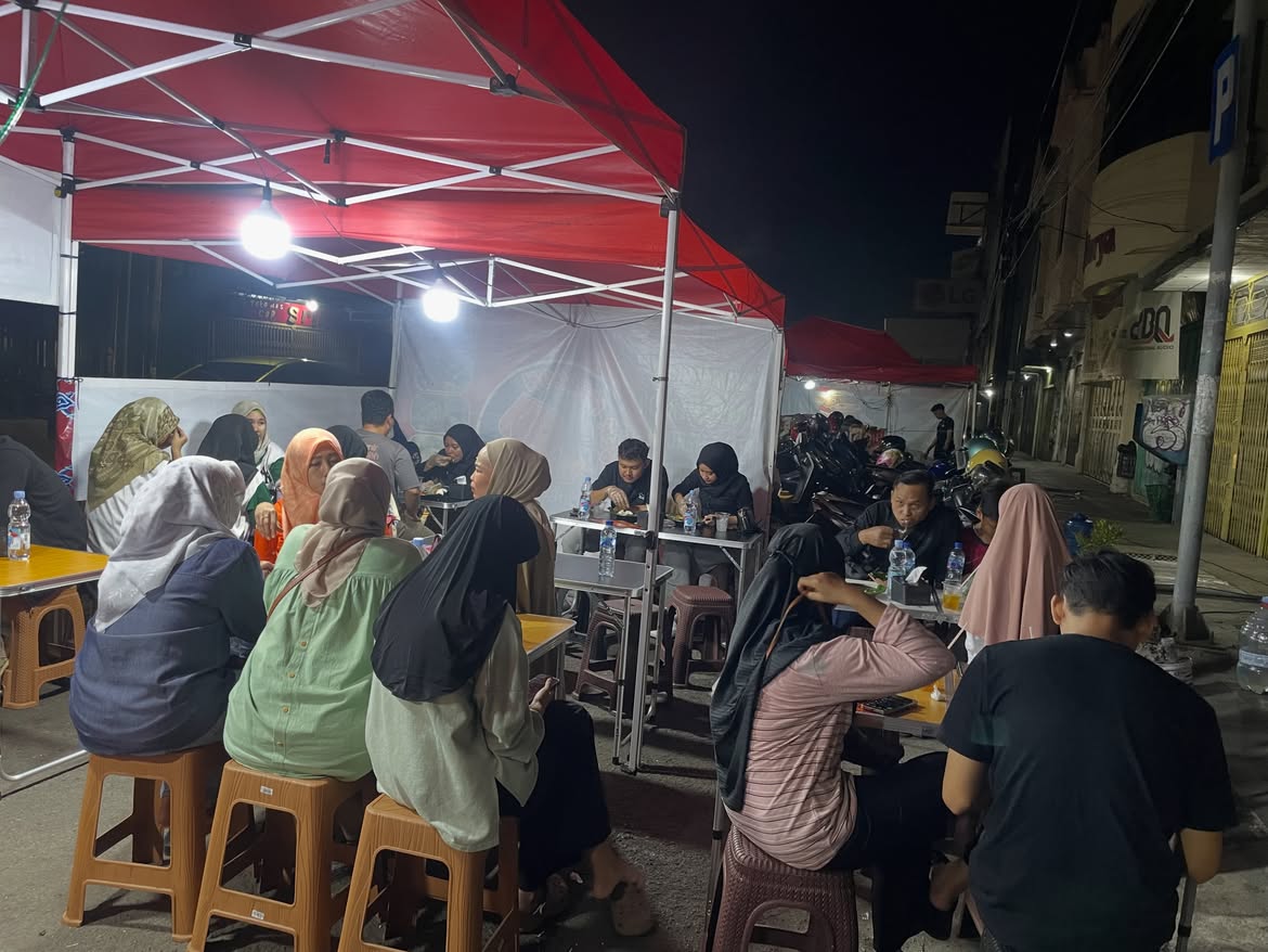 Ber Mercon Cirebon, surganya pecinta sambal di Jalan Pekiringan dengan aneka lauk dan sambal pedas yang menggugah selera.