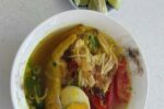 Soto Ayam Pecilon Cirebon, hidden gem kuliner murah dengan kuah gurih dan potongan ayam yang melimpah.