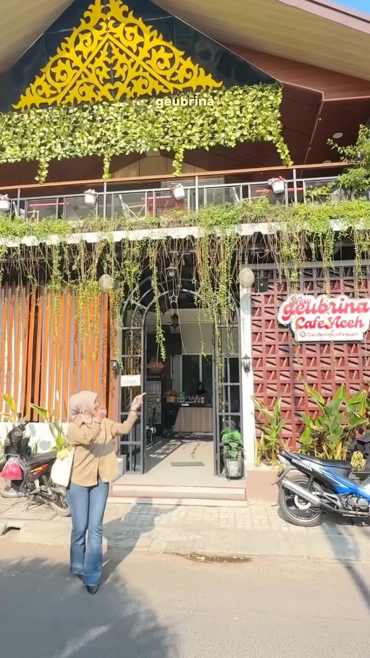 Geubrina Cafe Aceh Cirebon menyajikan kuliner Aceh autentik dengan cita rasa rempah khas yang kaya dan menggugah selera.