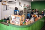 Kopi Hook Majalengka, coffeeshop hijau dengan suasana nyaman untuk nongkrong, WFC, dan menikmati kopi bersama teman.