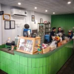 Kopi Hook Majalengka, coffeeshop hijau dengan suasana nyaman untuk nongkrong, WFC, dan menikmati kopi bersama teman.