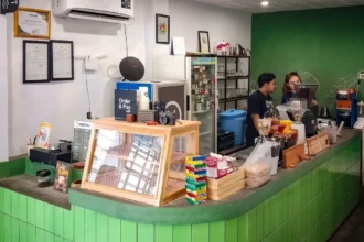 Kopi Hook Majalengka, coffeeshop hijau dengan suasana nyaman untuk nongkrong, WFC, dan menikmati kopi bersama teman.